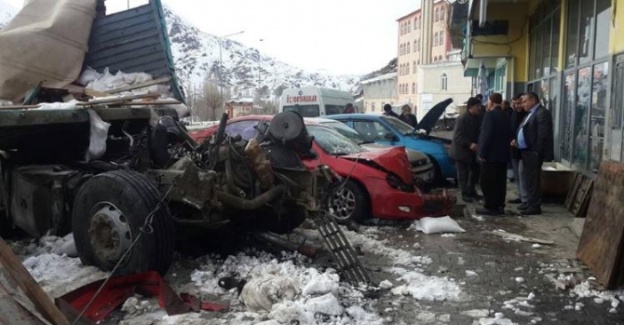 TIR ortalığı savaş alanına &ccedil;evirdi: 3 &ouml;l&uuml;, 2 yaralı