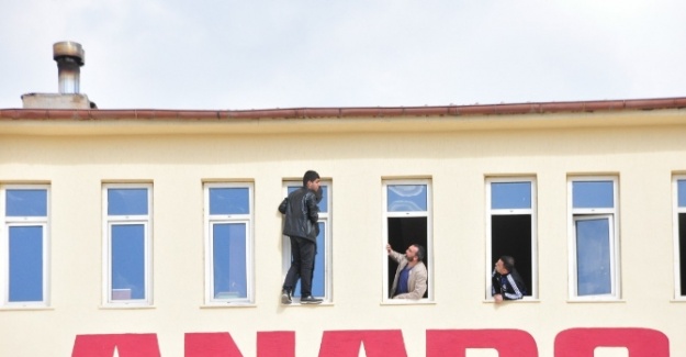 5’inci kattan atlayan öğrenci başka bir öğrencinin üzerine düştü
