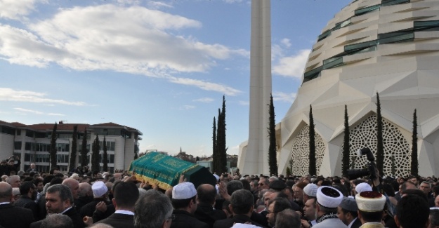 Erdoğan’ın hocası son yolculuğuna uğurlandı