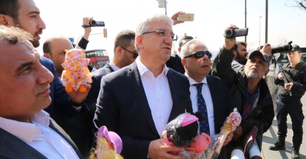 İngiliz Konsolosluğu önünde oyuncaklı protesto