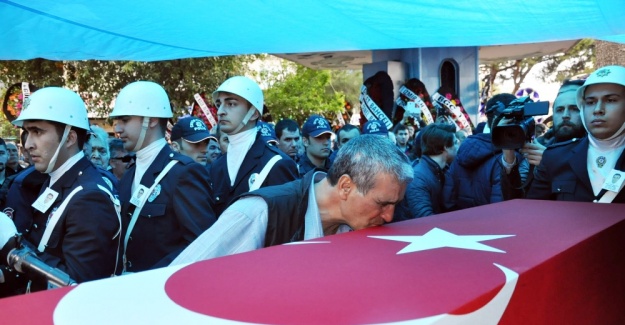 İzmir şehidini son yolculuğuna uğurladı