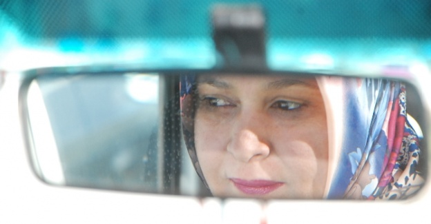 Kadın şoför şehirler arası yollarda direksiyon sallıyor