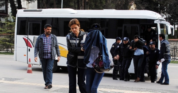 Polisin arsasını sahte kimlik ve tapuyla satmaya çalıştılar
