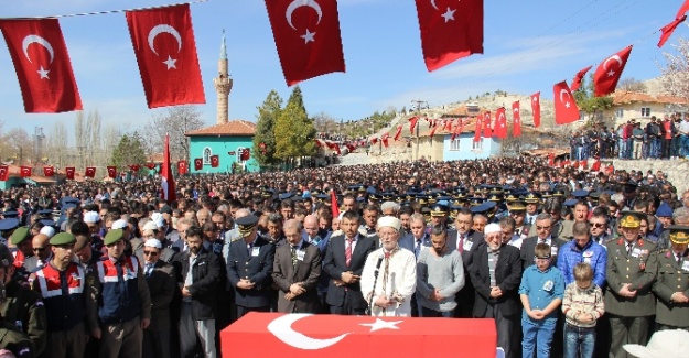 Şehidin cenaze törenine 10 bin kişi katıldı