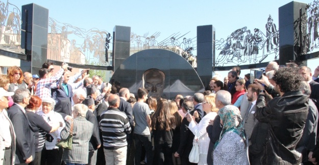 Atatürk Anıtı taşıdığı özellikle dikkat çekiyor