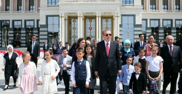 Cumhurbaşkanı minik konuklarına Külliye’yi gezdirdi