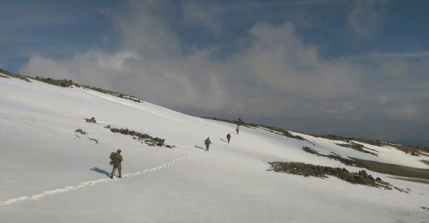 Jandarma Özel Harekat ne kar dinliyor ne soğuk