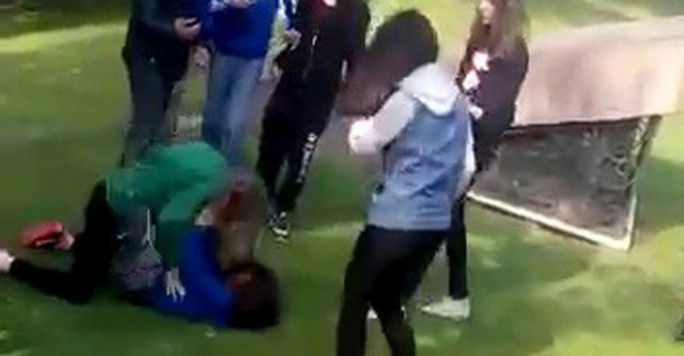 Kız öğrenciler tekme tokat kavga etti