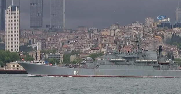Rus savaş gemisi Boğaz’dan bu kez sorunsuz geçti