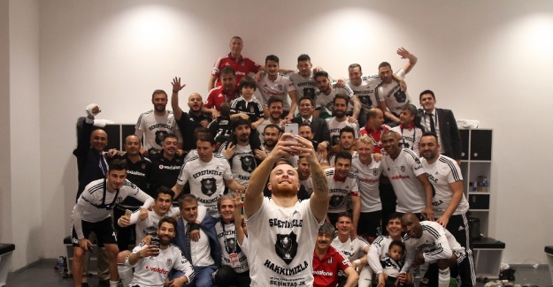 Beşiktaşlı futbolculardan şampiyonluk pozu