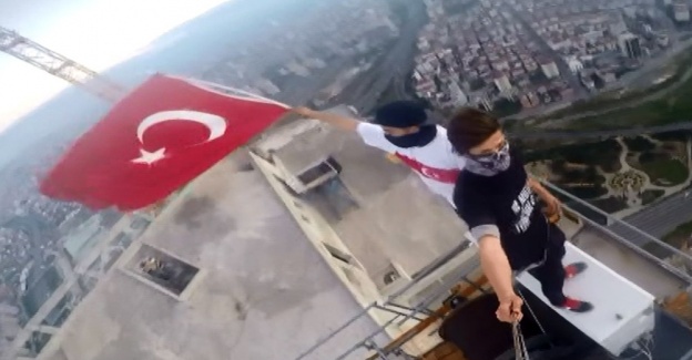En yüksek binada Türk bayrağı dalgalandırdılar