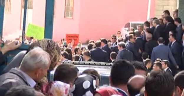 Erdoğan, Ey&uuml;p'te Kız İmam Hatip Lisesi'ni ziyaret etti