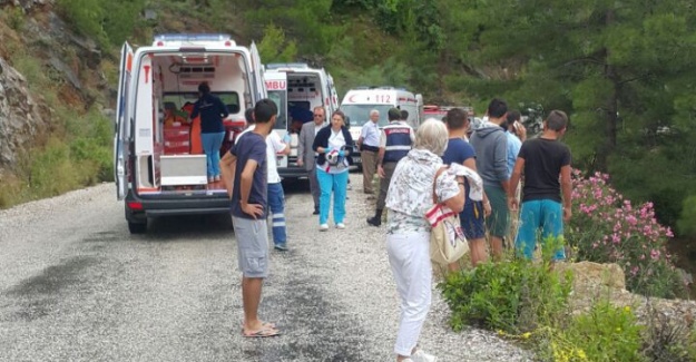 Turistleri taşıyan cip baraja u&ccedil;tu: 4 kayıp, 6 yaralı