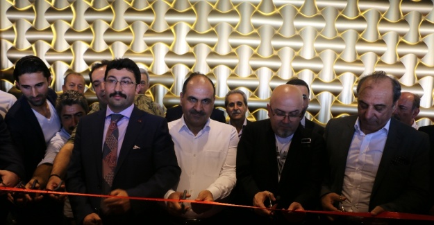 Ünlüler açılışta bir araya geldi
