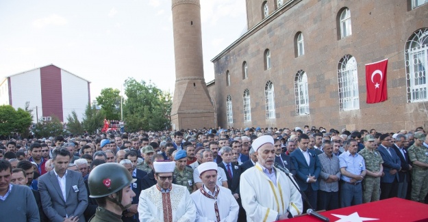 Bitlis’te şehidi binler uğurladı