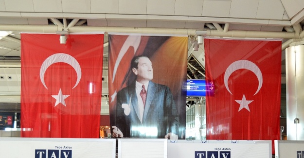 Bombanın patladığı yere Türk bayrağı asıldı