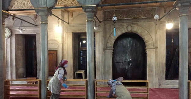 Eyüp Sultan Camii gül suyuyla yıkandı