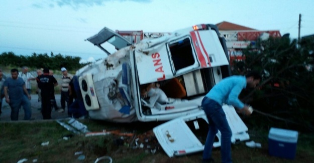 Hasta taşıyan ambulans kaza yaptı: 1 ölü, 3 yaralı
