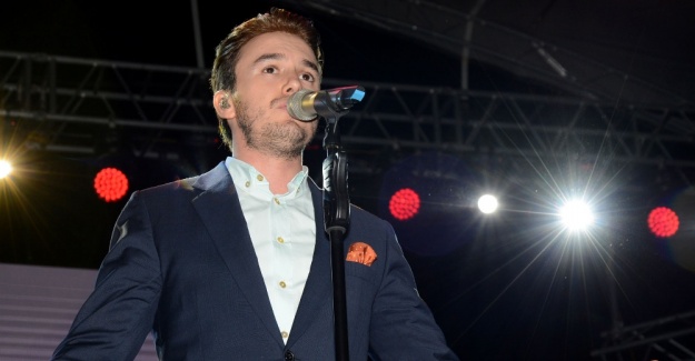 Mustafa Ceceli hayranlarına unutulmaz bir gece yaşattı