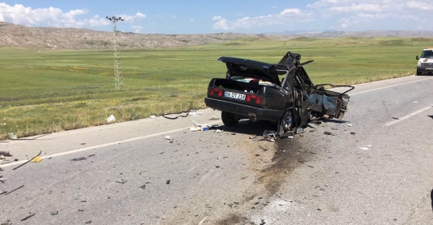 TIR ile otomobil çarpıştı: 2 ölü, biri bebek 3 yaralı