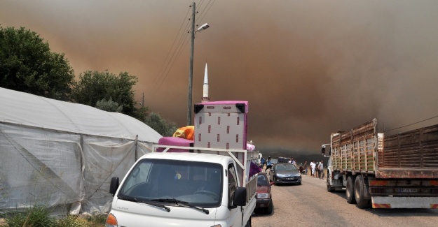 Yangın bölgesinde vatandaşlar evlerini terk ediyor