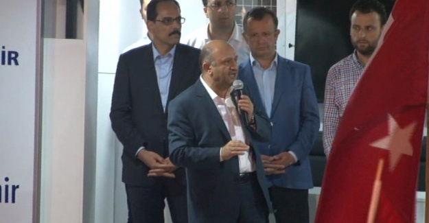 İbrahim Kalın ve Fikri Işık, Erdoğan&rsquo;ın konutu &ouml;n&uuml;nde halka seslendi