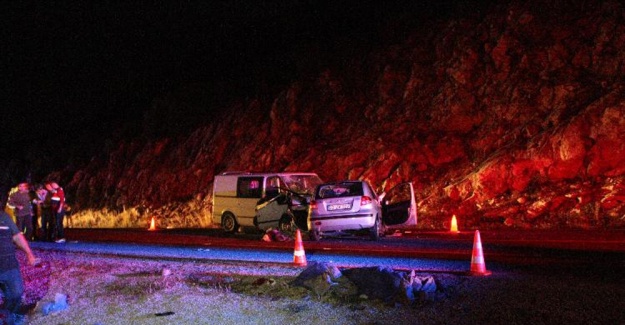 Otomobil ile minibüs kafa kafaya çarpıştı: 2 ölü, 5 yaralı