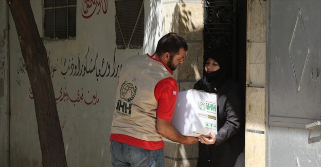 Saldırı altındaki Halep'e yardımlar ulaştırılıyor