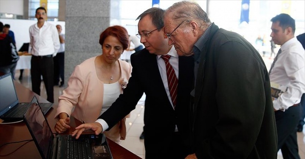 &Uuml;niversiteyi kazanan 72 yaşındaki hurdacının kaydını rekt&ouml;r yaptı
