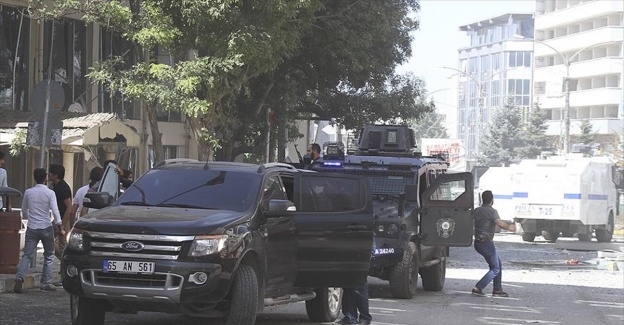 Van'da AK Parti İl Başkanlığı ile Valilik arasındaki alanda patlama