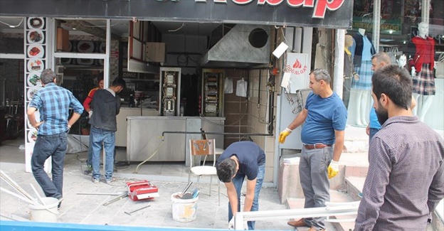 Van'daki terör saldırısında zarar gören iş yerleri onarılıyor