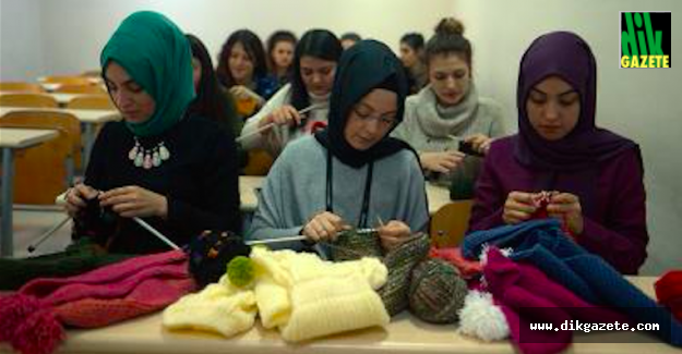 Çocuklar için “ilmek ilmek mutluluk“ örüyorlar