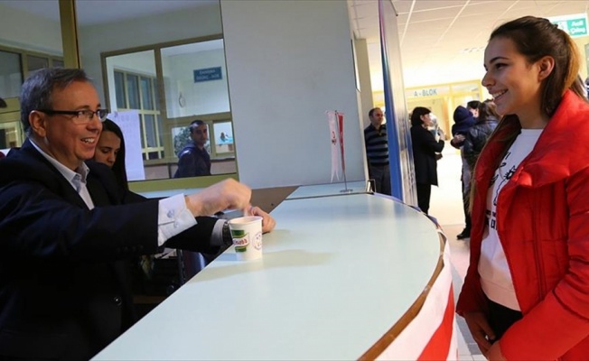 Kütüphaneye gelen öğrencilere Rektör'den çorba