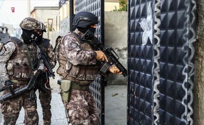 Adana'da ter&ouml;r &ouml;rg&uuml;t&uuml; DEAŞ operasyonunda 12 g&ouml;zaltı