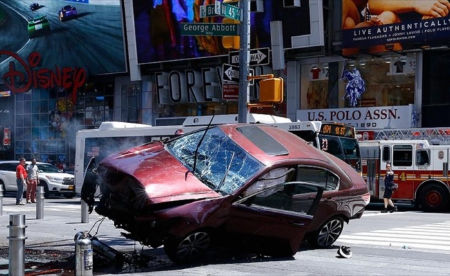 New York'ta kaldırıma &ccedil;ıkan aracın s&uuml;r&uuml;c&uuml;s&uuml; 'cinayet'le su&ccedil;landı