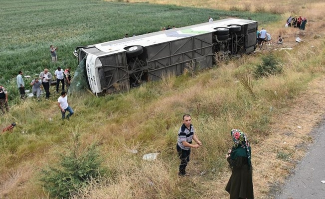 Amasya'da yolcu otobüsü devrildi