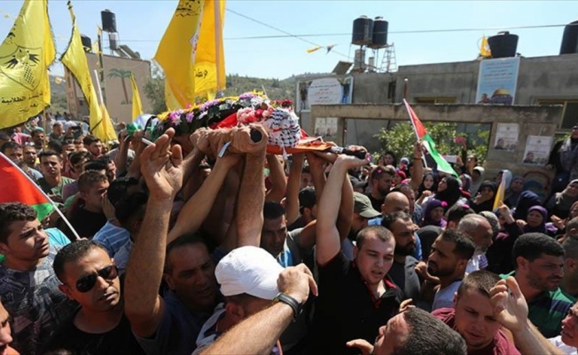 İsrail'in naaşını alıkoyduğu 2 Filistinli toprağa verildi