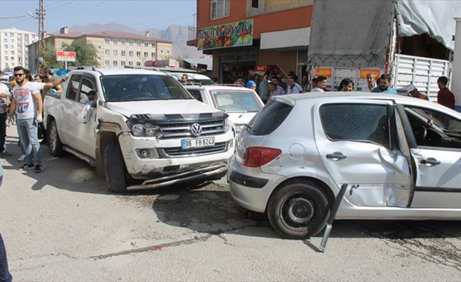Polisten kaçmaya çalışırken 10 araca çarptı
