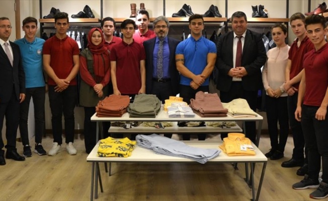 Mağazaya dönüştürülen sınıflarda satış eğitimi