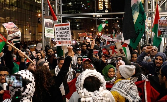 New York'un &uuml;nl&uuml; Times Meydanında binlerce kişi ABD'nin Kud&uuml;s kararını protesto etti