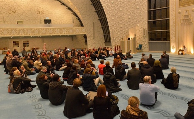 DİTİB Köln Camii'ne Almanlardan yoğun ilgi