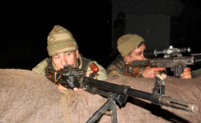 Mehmetçik ve güvenlik korucuları yeni yılı nöbette karşıladı