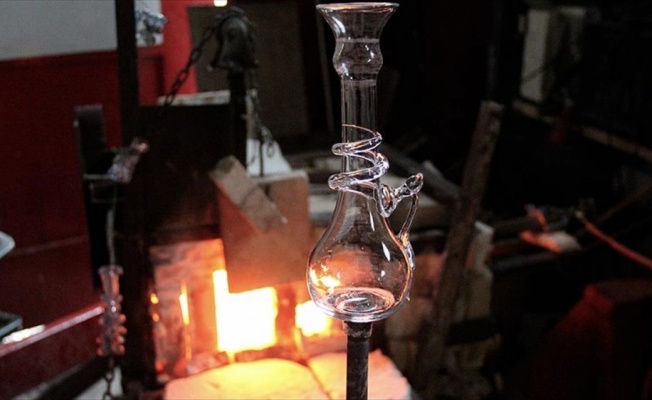 Suriyeli m&uuml;lteci 2 bin yıllık cam &uuml;fleme tekniğiyle ilgi &ccedil;ekiyor