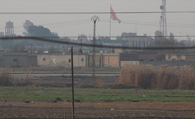 Tel Abyad'a terör örgütünün bez parçaları asıldı