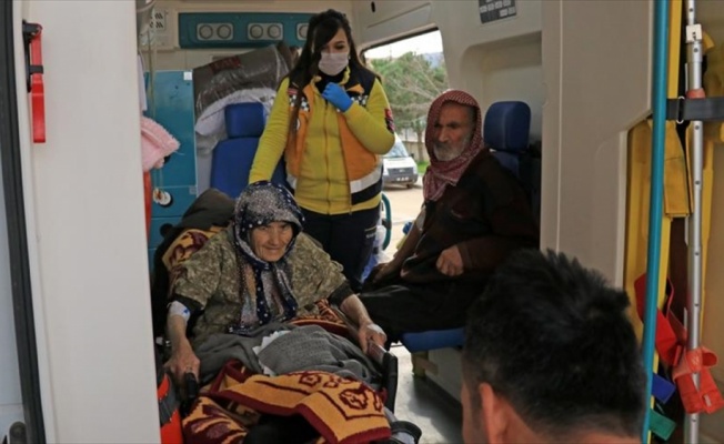 PKK/PYD'nin ölüme terk ettiği Afrinli yaşlıları Türk askeri kurtardı