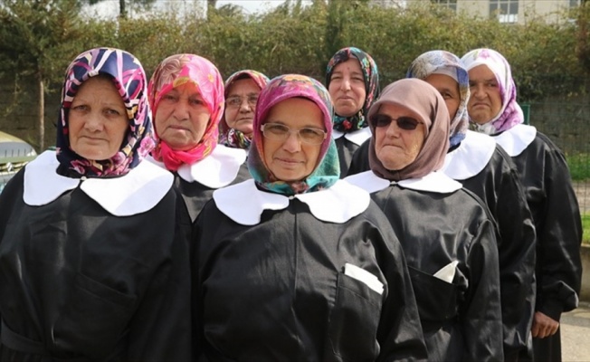 Siyah &ouml;nl&uuml;k beyaz yakalıkla okuma yazma kursuna geliyorlar