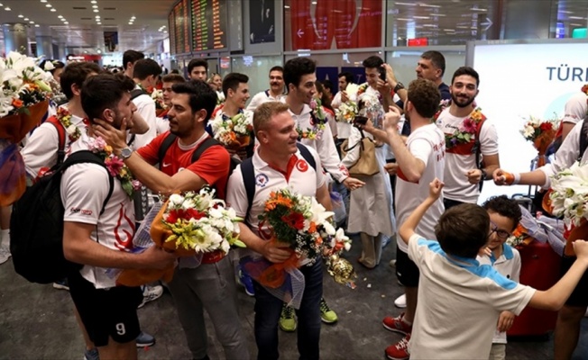 Dünya şampiyonu Okyanus Koleji, İstanbul'a döndü