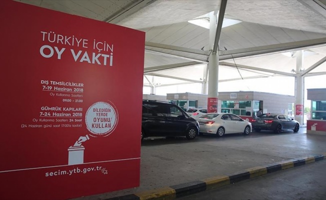 G&uuml;mr&uuml;k ve sınır kapılarında oy verme işlemi devam ediyor