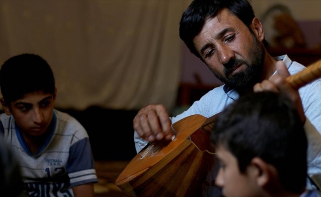 Afrinli saz aşığı huzura kavuşan k&ouml;y&uuml;nde kurs a&ccedil;mayı istiyor