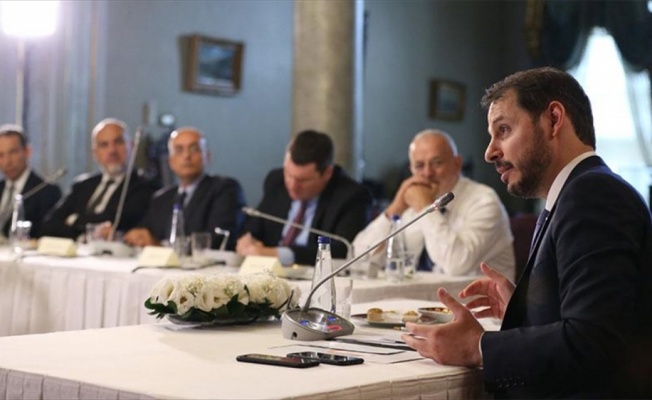 Bakan Albayrak, akademisyen ve ekonomistlerle İstanbul'da bir araya geldi
